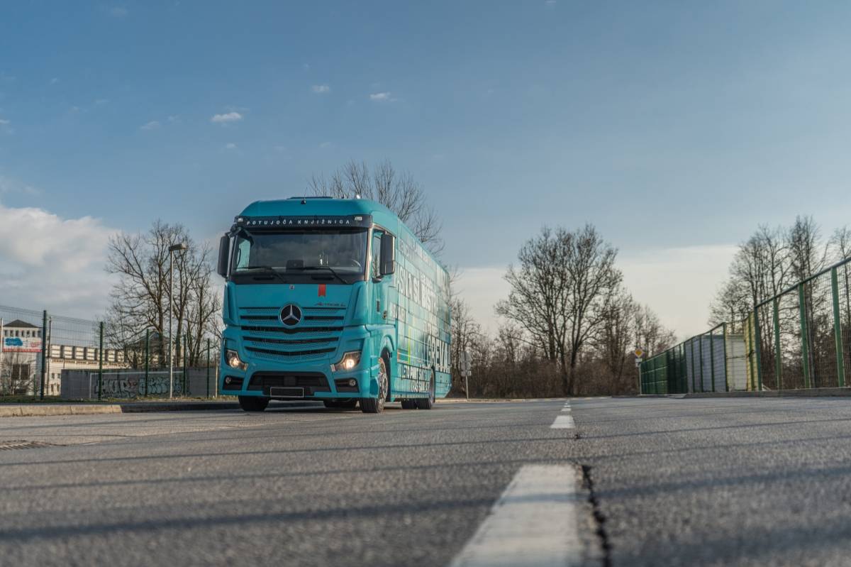 Mercedes-Benz Actros | Mobile Library - image 4