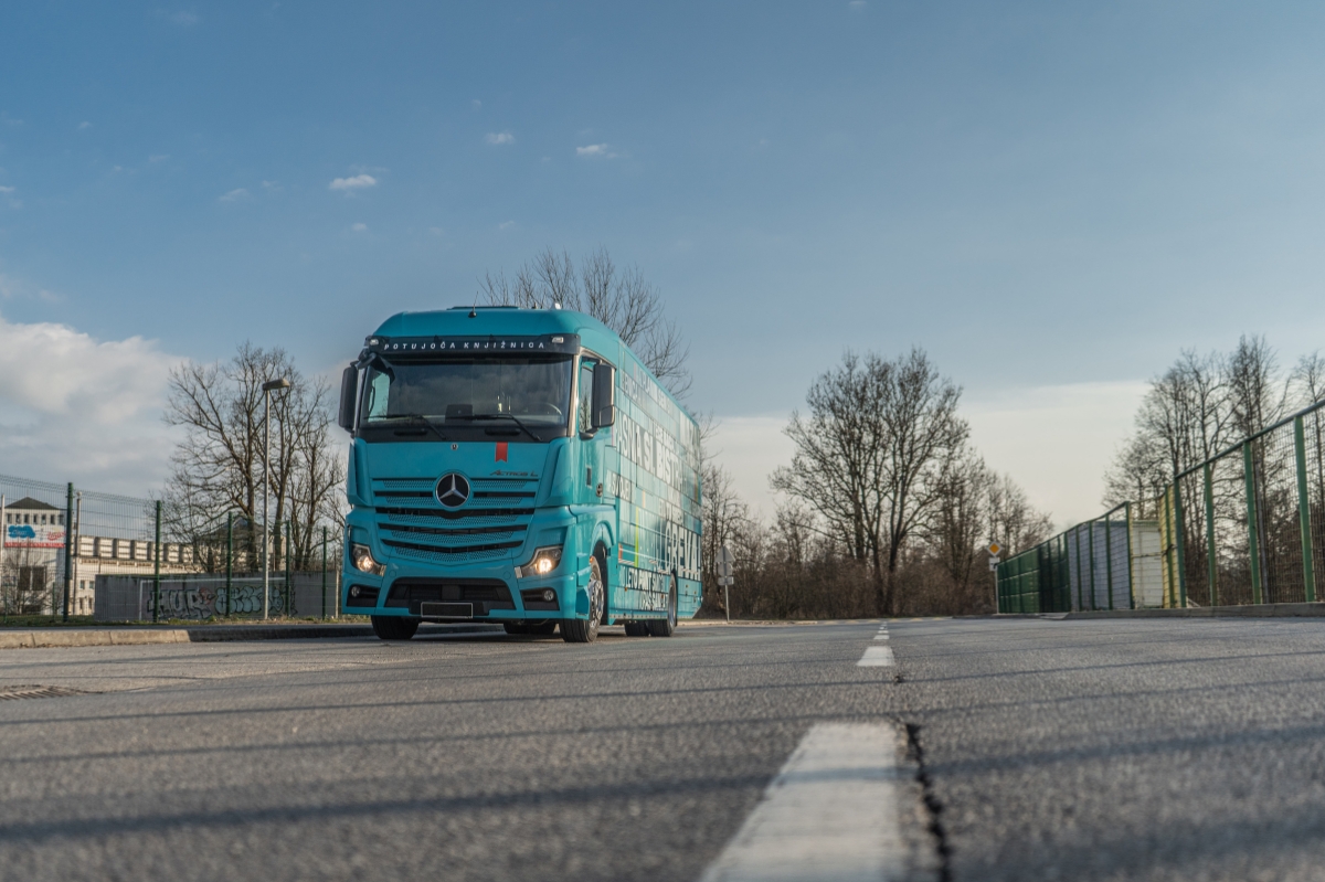 Mercedes-Benz Actros | Mobile Library - image 4