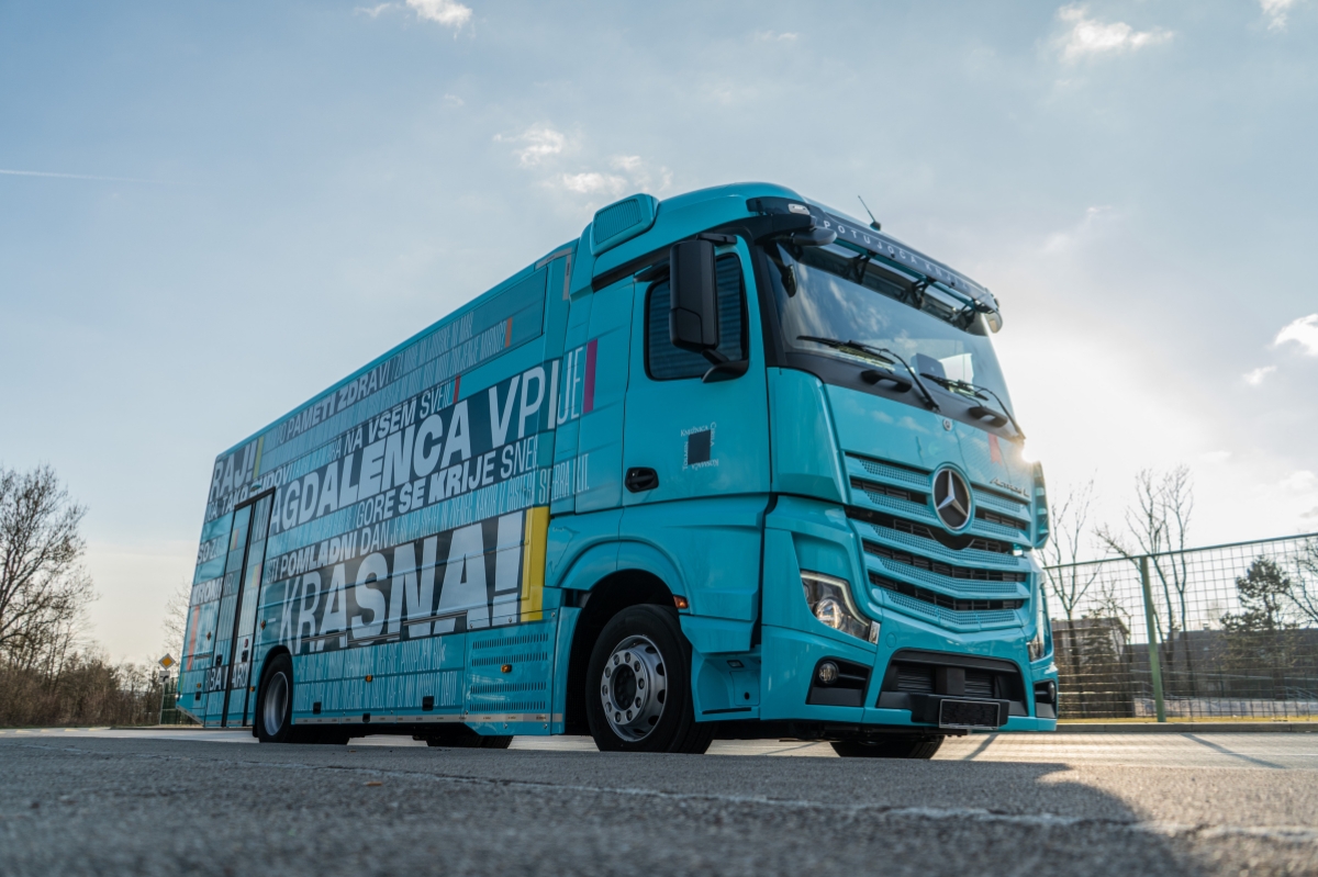 Mercedes-Benz Actros | Mobile Library - image 7
